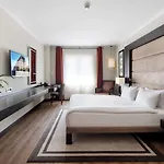 Ramada Plaza By Wyndham Center (adults Only) Hotell