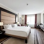 Hotell Ramada Plaza By Wyndham Center (adults Only)